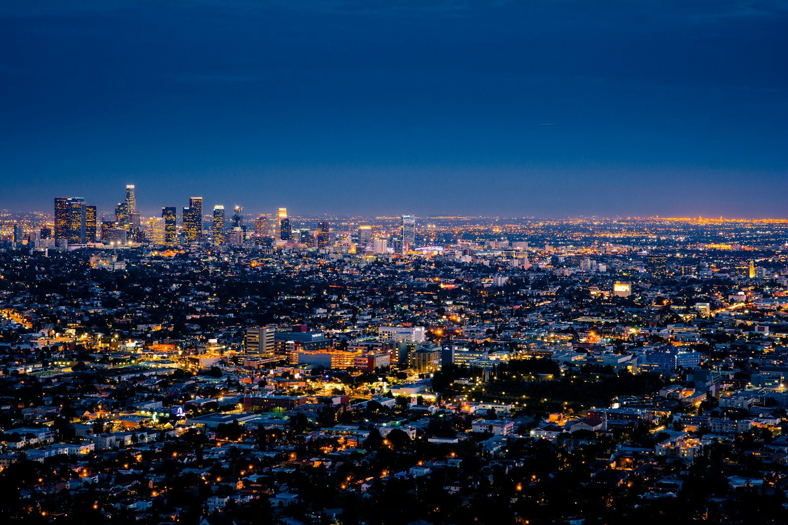 Vue panoramique d'une ville au crépuscule — KeyMatch